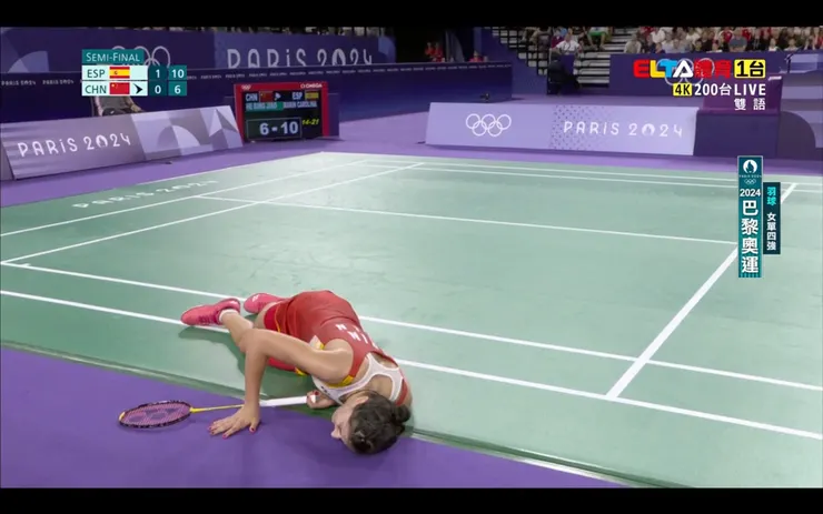 瑪琳在巴黎奧運4強戰出戰何冰嬌,卻因膝蓋宿疾復發而痛苦倒地。