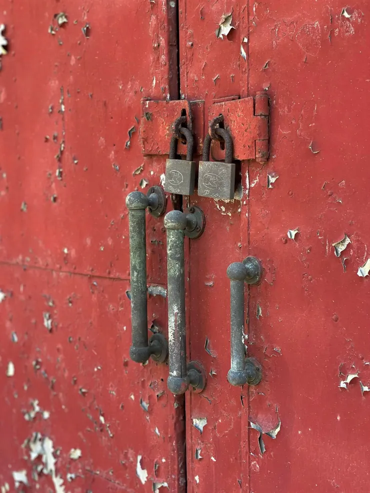 鏽蝕斑斑的門把與鎖頭，深鎖著一段歷史的黯影。（2025年，筆者拍攝）