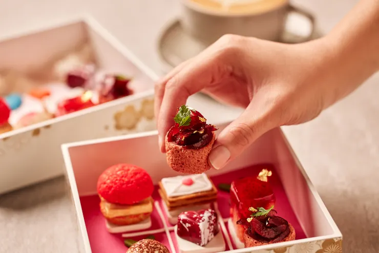 酸櫻桃蛋糕捲口感柔軟細膩、酸甜果香在口中交織，猶如戀愛中酸甜交錯的內心。 (圖/ The Ukai Taipei提供)