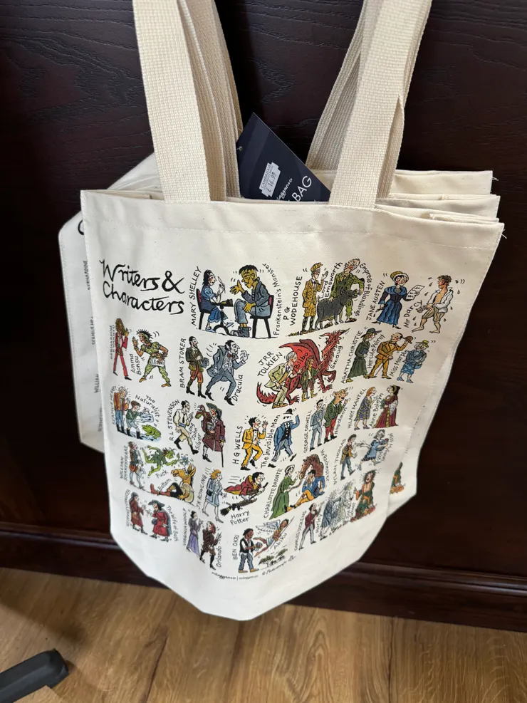 各種帆布包都很有意思,我也買了一個喜歡的主題包