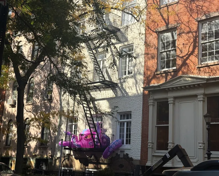 西村一隅，鄰近萬聖節住家會有一些裝飾 (Photo by Carrie, 2024)