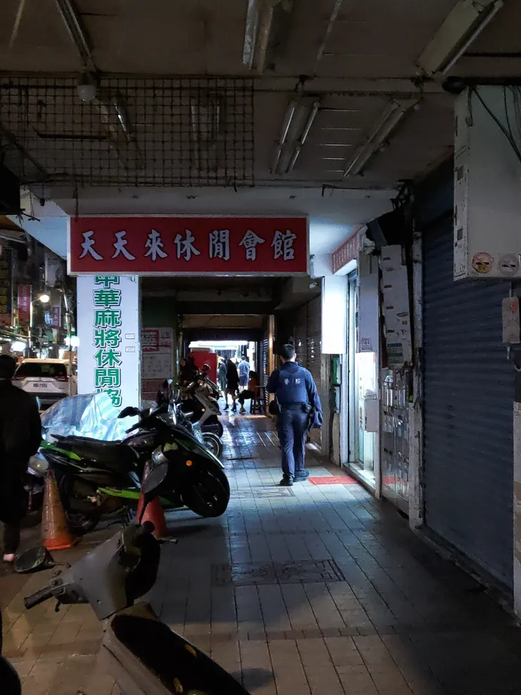 有時是警車駛過作巡邏，有時是警員步行巡邏；而步行巡邏大多是一人，有時會看見員警站在西昌街的巷弄出入口，做站崗的動作約莫五分鐘。