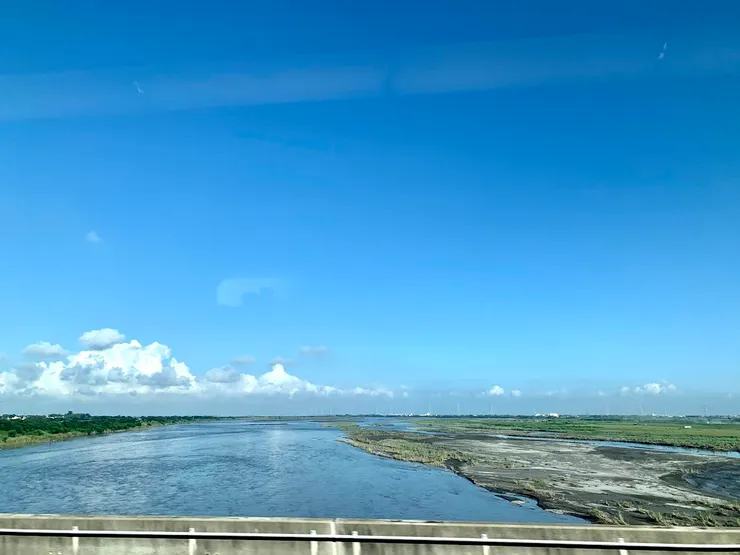 環境治理後的濁水溪，天空與河水清朗，綠地逐漸回復，風沙不再如往昔肆虐。