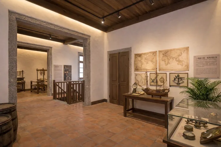 樓梯口旁有扇桃花心木門房