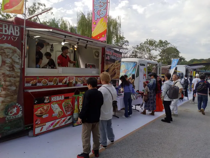 在池旁小小的土耳其美食祭