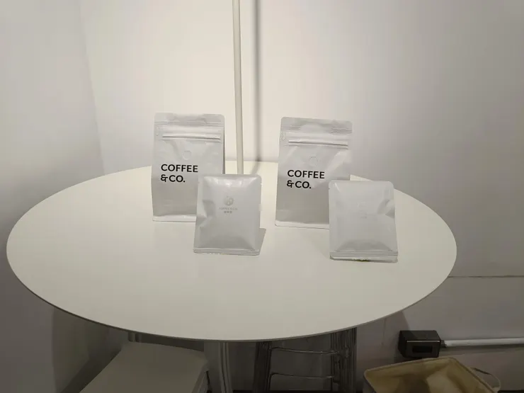 店家販賣的咖啡豆及濾掛咖啡