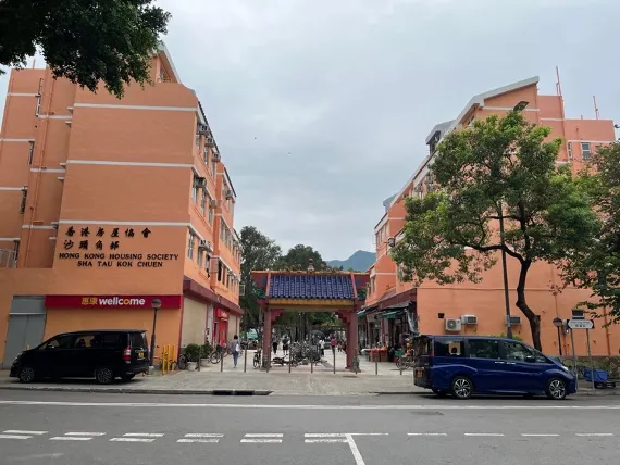 粉橙色的公居，另名三文魚屋