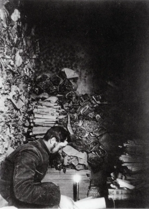 伯希和在藏經洞內篩選敦煌文書