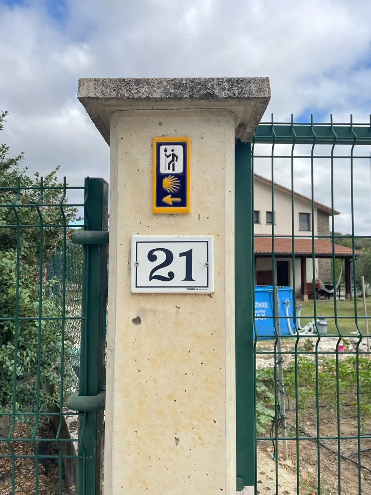 地面上沒有指標時，記得抬頭四處看看，或許會在牆上找到，雖時都有標誌在路上為你指引方向