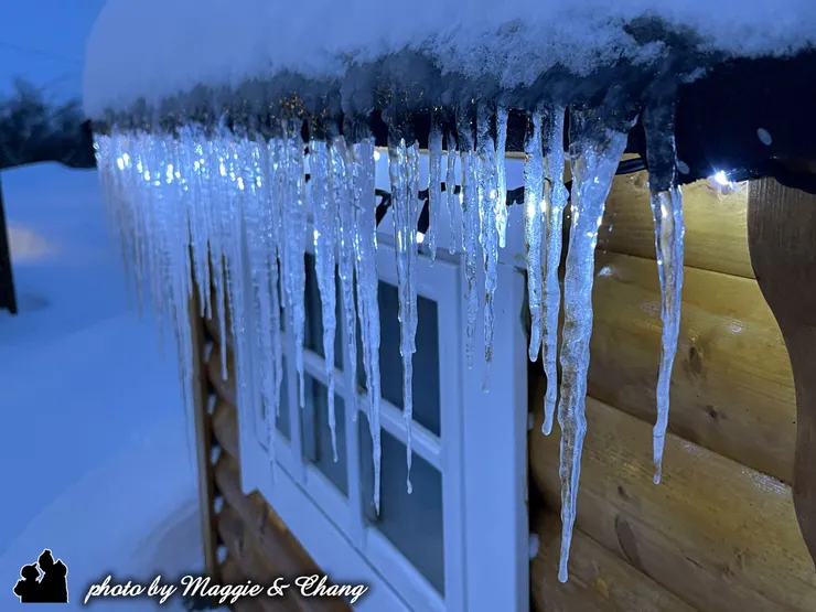 彷彿童話裡才會出現的小屋,靜靜地躲在一片銀白世界中。雪像柔軟的棉被,輕輕覆蓋在屋頂上,連屋簷都垂下晶瑩剔透的冰晶。此刻,時間彷彿也慢了下來。