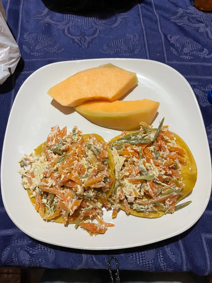 瓜地馬拉晚餐，炸玉米餅上放些拌紅蘿蔔跟豆的沙拉(?)和水果