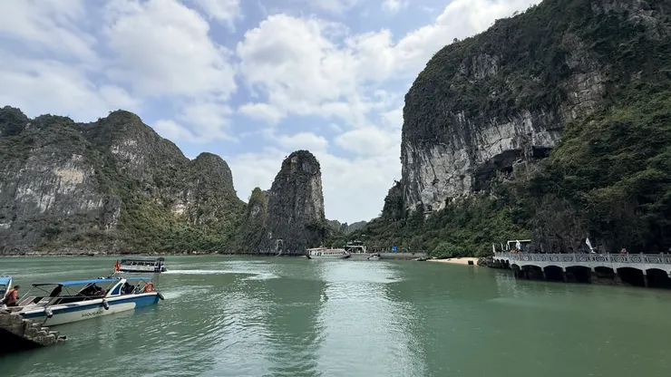 搭遊艇返回郵輪吃午餐