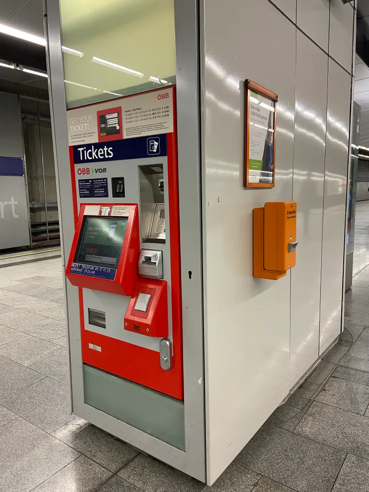 我只有拍到維也納火車站中的刷票機，是右邊那台小小黃色的機台，很容易忽略它，但他很重要