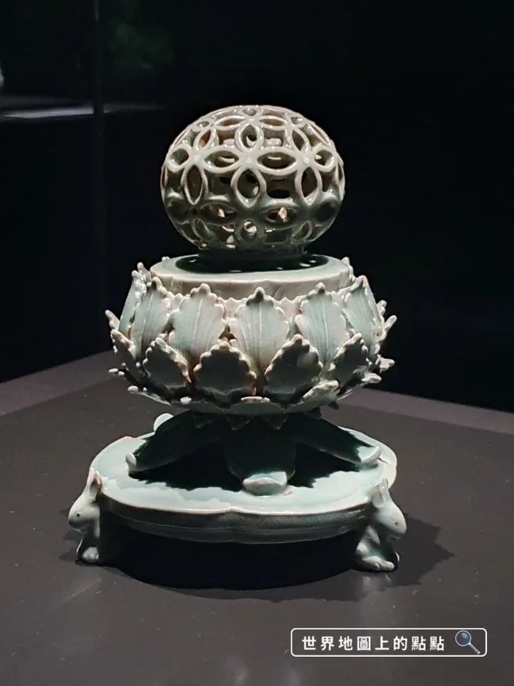 高麗青瓷七寶紋香爐，這是我最喜歡的展品，蓮花瓣狀的爐身，底座還有3隻長得很現代的可愛兔子。但紀念品部竟然沒賣周邊！我萬分痛心！