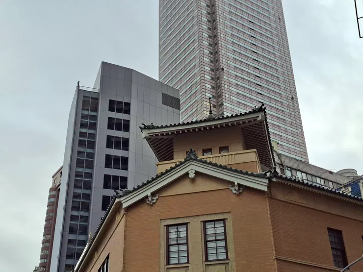 興亞式建築的元屋簷上的瓦片、頂部帝冠式建築,以及二樓希臘的「冠軍杯」裝飾。