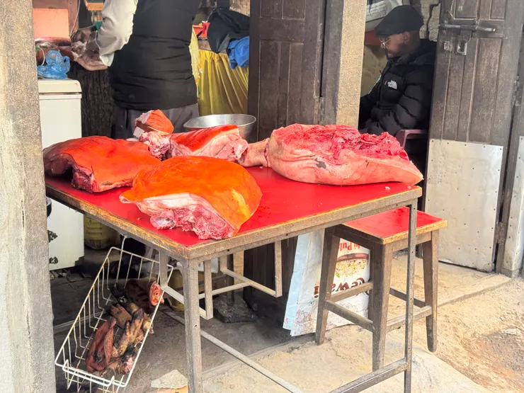 隨處可見的肉舖，有著刺激感官的鮮活。