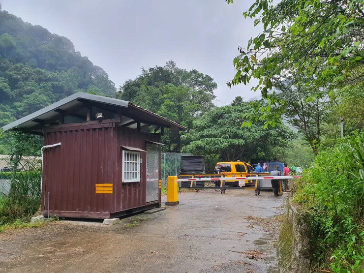 17:20終於來到位於林道1K處的考義管制哨,搭上接駁計程車,18:00回到烏來公車站趕上公車