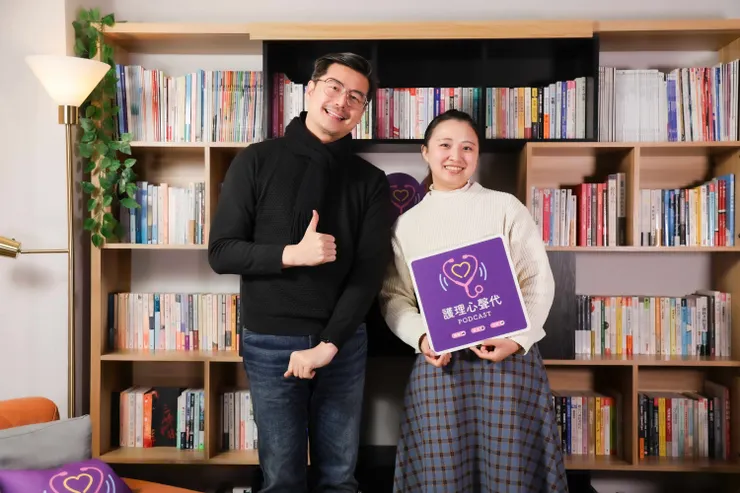 「護理心聲代」開播首週創佳績！主持人凱爺（唐源駿）與彰基副護理長李佩容（右）對談，分享許多新進護理師的心聲。（資料來源：衛福部照護司）