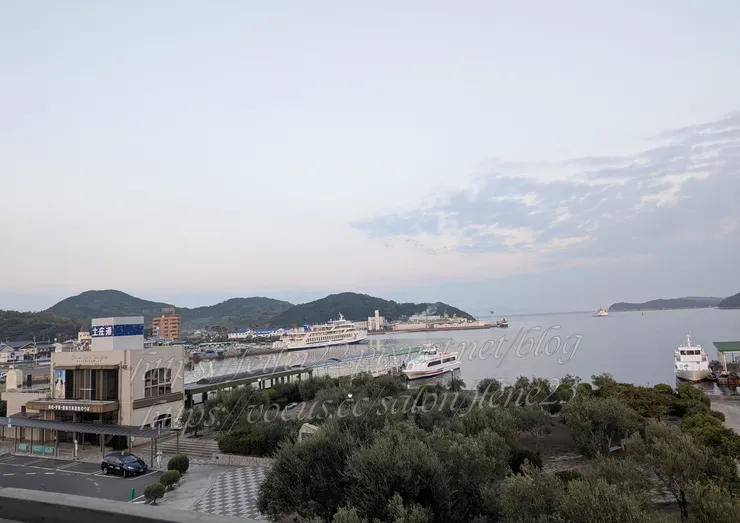 從hitomi so房間陽台看出去的早晨小豆島港口