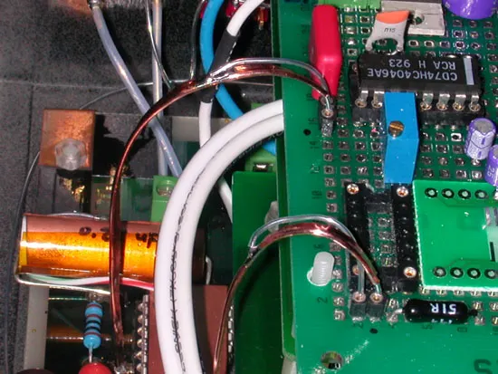 輸入與輸出以銅箔膠帶包覆接地