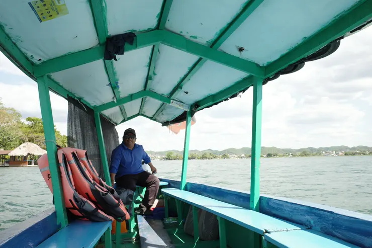 船夫。回程一路上非常熱情地用Google翻譯跟我聊天，介紹Flores。