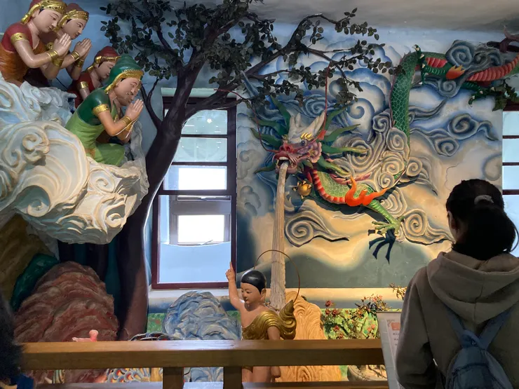 室內有許多介紹釋迦摩尼佛的故事