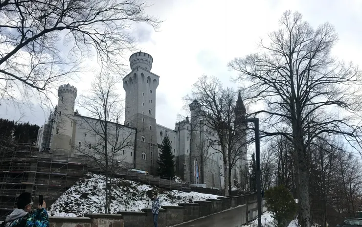 新天鵝堡有如童話故事中的夢幻城堡，座落於巴伐利亞阿爾卑斯山腳下，風景如畫