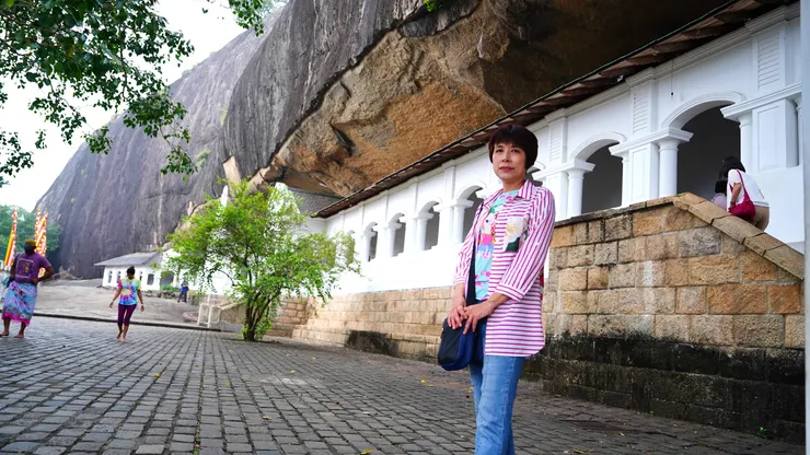 白色迴廊應該是後來加蓋用以保護石窟