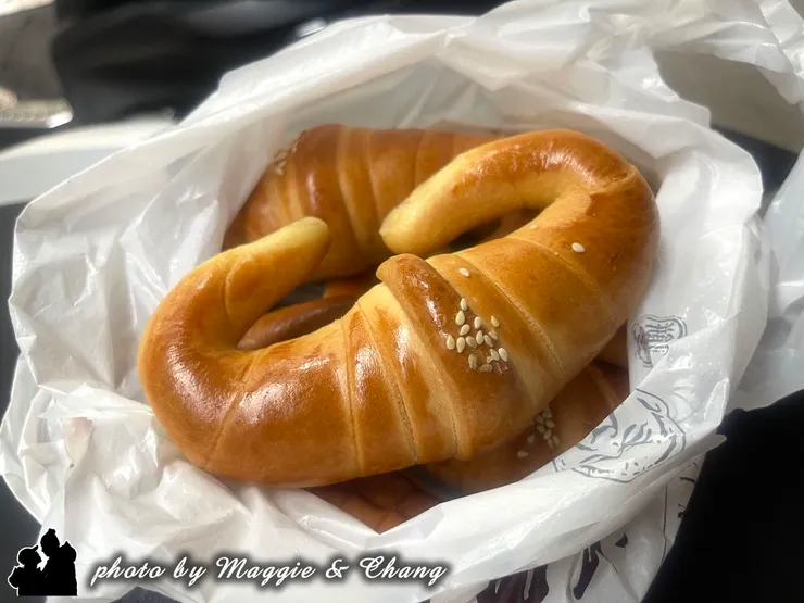 最後一站來到 三峽老街福美軒。剛出爐的牛角麵包金黃酥脆、內層柔軟，每一口都令人滿足，為這一天的旅程畫下完美句點。
