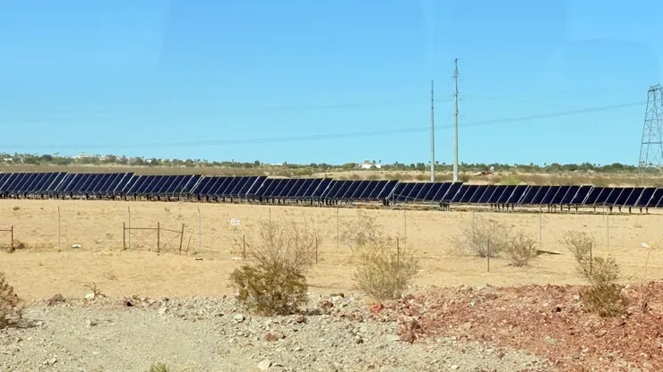 路旁設置太陽能板