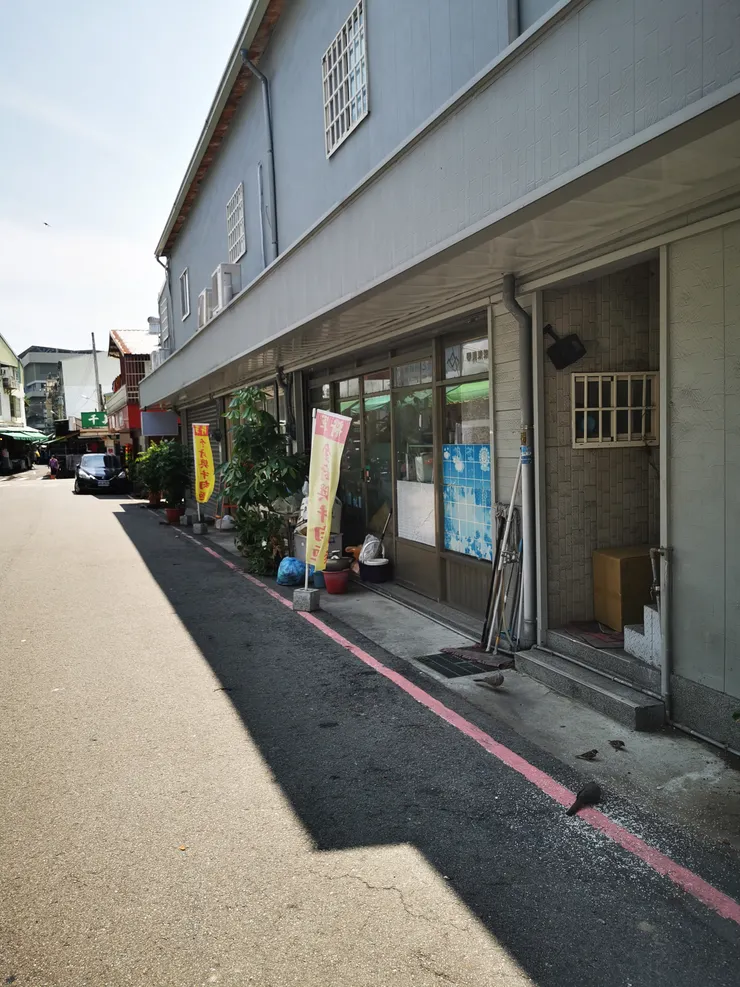 在說話的同時，幾隻麻雀在門口徘徊，甚至作勢要衝進店裡，師父抓了一把白米，撒在店旁，十來隻麻雀從屋簷上歡呼而下，啄食米粒。師父說，他們剛在催我，放飯時間到了。