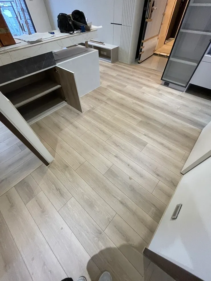 ▲ 淺色系的 Krono 木地板發揮了色彩的擴張效應，讓小客廳也能擁有一流的空間呼吸感。