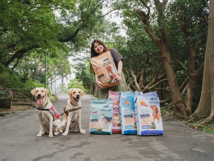 圖說：倍力寵物攜手台灣導盲犬協會，在高雄寵物展現場設置「愛心募款箱」，邀請毛爸媽送暖做公益。（資料來源：倍力寵物健康食品）