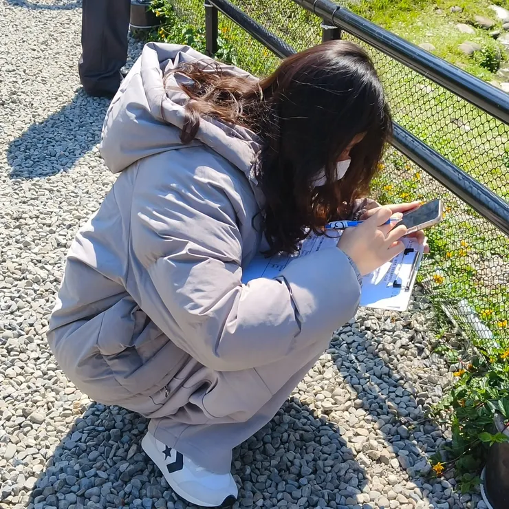 認真的同學看到了步道旁的小花