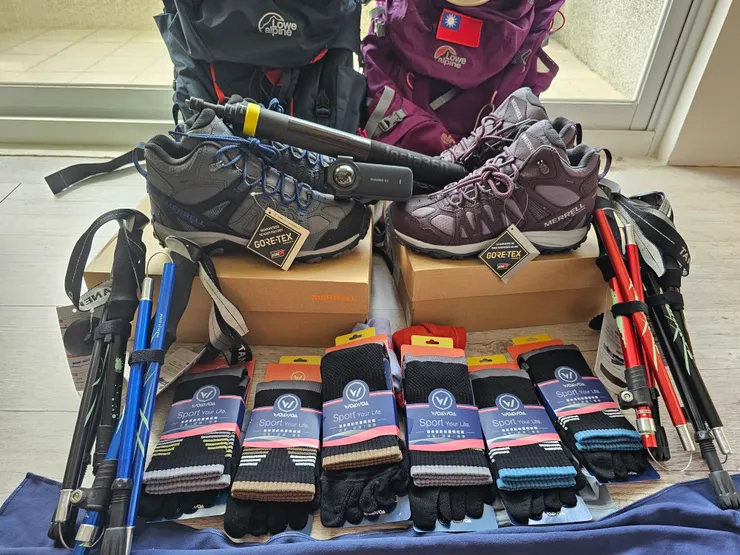 希望鞋子襪子真能保護此行最重要的腳。登山杖可以讓身體輕鬆點,X3可以輕鬆拍。