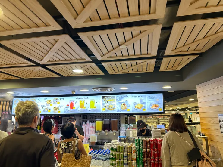 在機場排隊買早餐