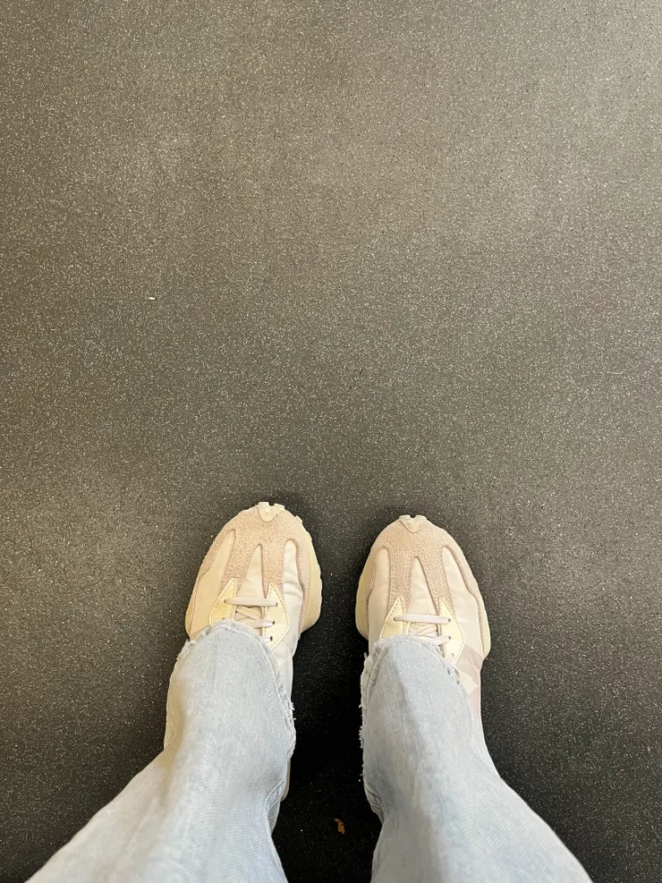 橘線車廂內地板是顆粒感防滑材質