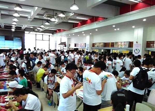 中午時刻的北大食堂/照片:Mr.賀拍攝