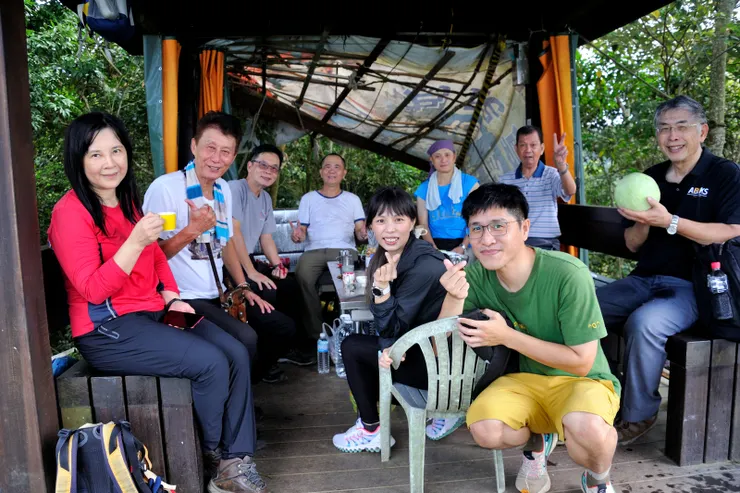 【多員請假,高峰亭容納來人綽綽有餘。吳董帶來的哈蜜瓜有排球大!】