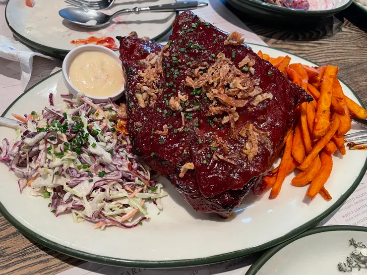 雙色椰菜（高麗菜）＋胡蘿蔔沙拉，清爽解膩。（作者拍攝）