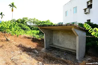 果園中的候車亭