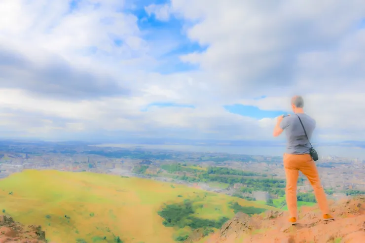 從亞瑟王座頂俯瞰蘇格蘭首府−愛丁堡一景