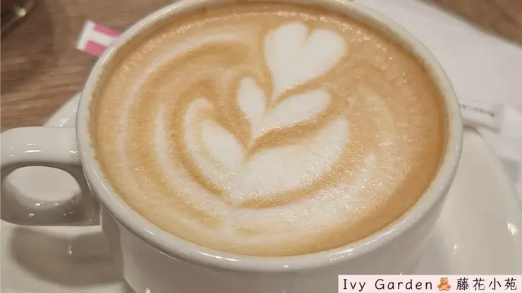 隱藏飲料吧 有一區飲料吧位置很隱密，燈光也暗暗的，一不小心就會錯過，記得多抬頭看看，會發現寶藏！點了一杯熱的卡布奇諾，有好好看的拉花～隱藏飲料吧還有奶蓋茶等多種類，不要錯過喔！