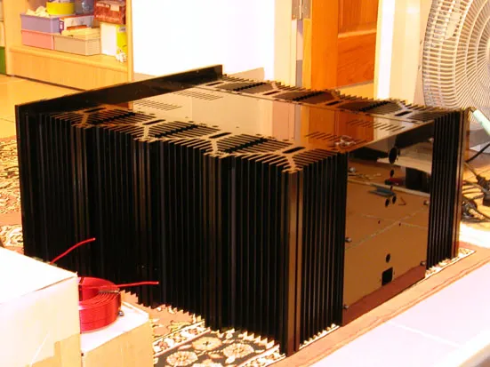 另一張角度照片，面板與背板皆為壓克力材料