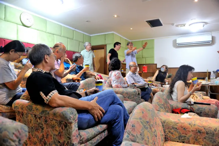 【室內一群同混到老的正Ｋ歌歡樂】