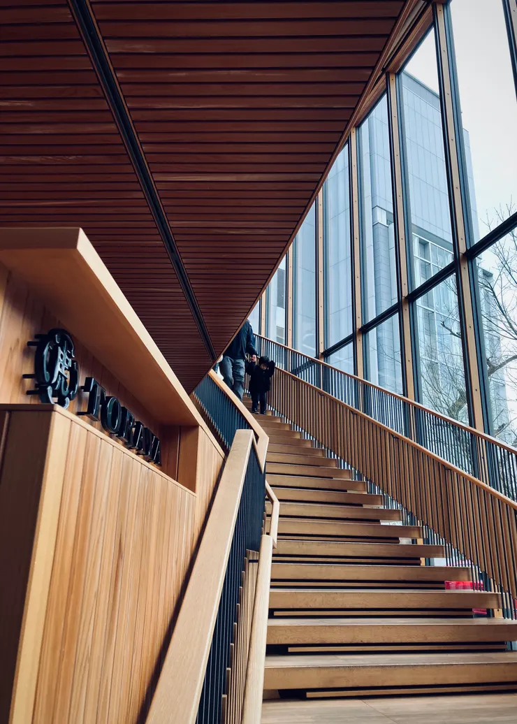 好想變成一縷空氣躺在他們交握的手心裡（拍攝：我）