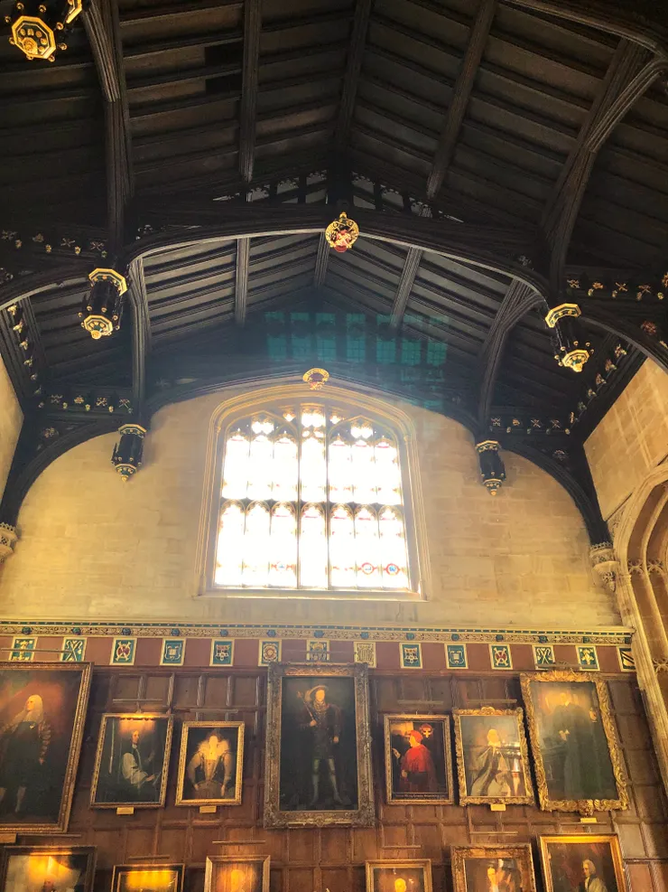 Great Hall牆上掛著傑出校友們的肖像