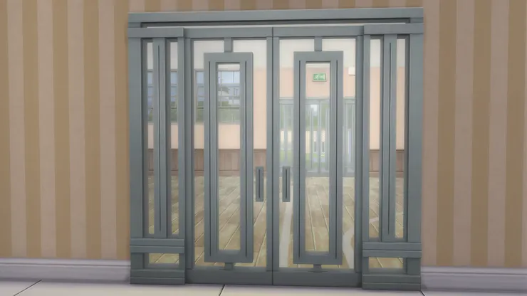 從走廊也能到達禮堂和校園。有一批學生會從這扇門經後梯返回課室，便不用全擠在前梯了。