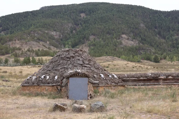 波台博物館由7個相連的半地下屋組成,從有對外的門和較長的通道可以看出這是薩滿的住所。