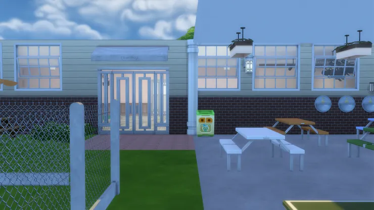 從後梯下來的學生可以從這扇門直接衝到有蓋操場佔個好位吃飯！